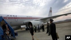 Hành khách bước xuống từ chuyến bay của Air Koryo ở Bình Nhưỡng, Bắc Triều Tiên.