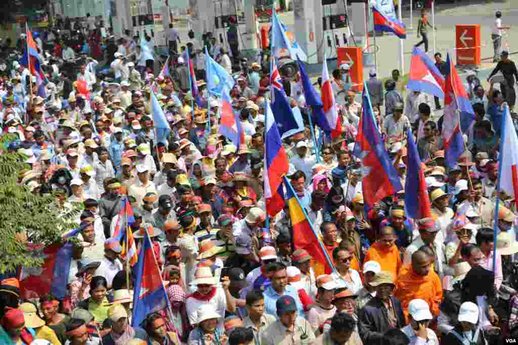 Ủng hộ viên của phe đối lập xuống đường biểu tình tại Phnom Penh, ngày 24/10/2013.