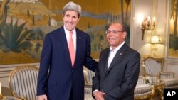 Tổng thống Tunisia Mohamed Moncef Marzoui tiếp đón Ngoại trưởng Hoa Kỳ John Kerry tại dinh tổng thống, 18/2/14