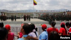 Học viên quân sự của Venezuela tập luyện cho lễ tang của ông Hugo Chavez