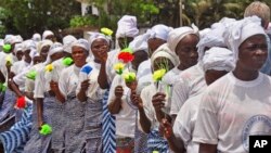 Phụ nữ Liberia cầu nguyện được giúp đỡ khi virut Ebola đang càn quét thành phố Monrovia, Liberia. 