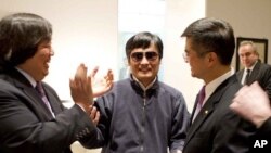 Luật sư mù Chen Guangcheng và Đại sứ Mỹ tại Trung Quốc Gary Locke (phải) và Cố vấn Pháp lý của Bộ Ngoại giao Mỹ Harold Koh (trái) tại Đại sứ quán Hoa Kỳ ở Bắc Kinh, ngày 2/5/2012