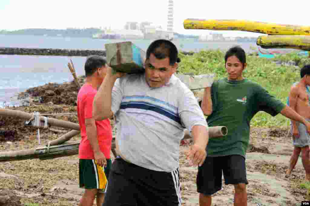 Một số ngư d&acirc;n định l&ecirc;n đường đến b&atilde;i cạn Scarborough. (D. Schearf/VOA)