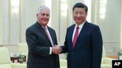 Chủ tịch Trung Quốc, Tập Cận Bình, và Ngoại trưởng Mỹ Rex Tillerson.