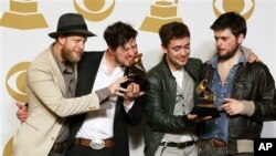 Thành viên của ban nhạc Mumford & Sons, từ trái: Ted Dwane, Marcus Mumford, Ben Lovett và Winston Marshall.