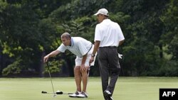 Tổng thống Obama (phải) và Chủ tịch Hạ viện Boehner so tài trên sân golf ở Maryland hôm 18/6/11