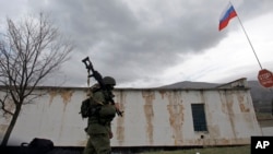 Lính Nga tuần tra bên ngoài căn cứ bộ binh ở Perevalne, Ukraina, ngày 4/3/2014.