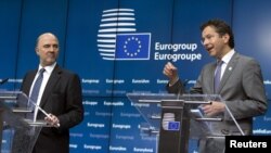 Ủy viên châu Âu phụ trách các vấn đề kinh tế và tài chính, ông Pierre Moscovici (trái) và Chủ tịch Eurogroup Jeroen Dijsselbloem phát biểu trong một cuộc họp báo sau cuộc họp khẩn về vấn đề nợ của Hy Lạp tại Brussels, ngày 22/6/2015.