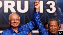 Các kết quả cuối cùng cho thấy liên minh Mặt trận Dân tộc của Thủ tướng Najib Razak (trái) giành được 133 trong số 222 ghế tại Quốc hội.