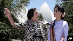 Bà Aung San Suu Kyi, phải, cùng Thống đốc bang New South Wales, Marie Bashir, tại Nhà Chính phủ ở Sydney, 27/11/2013.