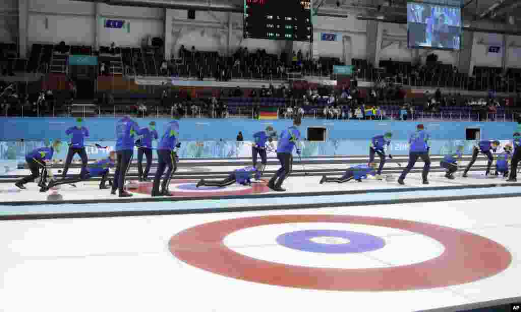 Đội curling của Thụy Điển trong trận tranh tài với đội Trung Quốc tại Trung tâm Cube Curling ở Sochi, ngày 14/2/2014. Ảnh chụp sử dụng kỹ thuật chồng hình.