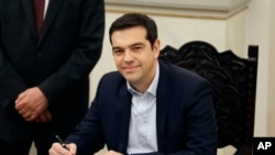 Ông Alexis Tsipras, 40 tuổi, tuyên thệ nhậm chức Thủ tướng Hy Lạp tại Athens, ngày 26/1/2015. 