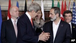 Ngoại trưởng Hoa Kỳ John Kerry nói chuyện với thủ lãnh liên minh đối lập Syria Moaz al-Khatib (phải), 28/2/2013