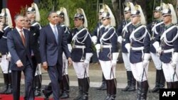 Tổng thống Hoa Kỳ Barack Obama được Tổng thống Bồ Ðào Nha Anibal Cavaco Silva đón tiếp khi tới Lisbon, ngày 19/11/2010