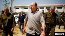 Bộ trưởng Quốc phòng Israel Moshe Yaalon (giữa) đi thăm một căn cứ quân sự bên ngoài Dải Gaza