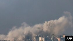 Khói bốc lên trong cuộc oanh tạc của Israel gần biên giới với miền Bắc Gaza, ngày 13/12/2023.