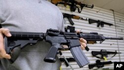 Súng trường tấn công AR-15 tại một cửa hàng bán súng ở Springfield, bang Illinois.