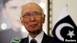 Cố vấn an ninh quốc gia Pakistan Sartaj Aziz nói ông hy vọng khi mùa đông đến trong vòng năm, sáu tuần lễ nữa, hoạt động nổi dậy sẽ giảm xuống, và đó sẽ là lúc mở lại đối thoại để tìm giải pháp cho hòa bình và chấm dứt cuộc nổi dậy.