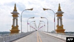 Cầu ngang qua sông Mekong ở tỉnh Khammouand, Lào