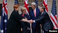 Từ phải sang: Bộ trưởng Quốc phòng Mỹ Ash Carter, Ngoại trưởng Mỹ John Kerry, Ngoại trưởng Australia Julie Bishop và Bộ trưởng Quốc phòng Australia Marise Payne tại Hội nghị Tham vấn Bộ trưởng Australia-Mỹ thường niên, ở Boston, Massachusetts, ngày 13/10/2015.