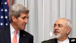 Ngoại trưởng Mỹ John Kerry và người đồng nhiệm Iran Mohammad Javad Zarif Iran trước khi tái tục đàm phán về chương trình hạt nhân của Iran tại Lausanne, Thụy Sĩ, ngày 16/3/2015.