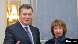 Tổng thống Ukraina Viktor Yanukovich gặp Trưởng ban chính sách đối ngoại của Liên hiệp Âu châu, bà Catherine Ashton tại Kyiv, ngày 10/12/2013.