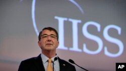 Bộ trưởng Quốc phòng Mỹ Ashton Carter phát biểu tại Đối thoại Shangri-la ở Singapore, 30/5/2015.