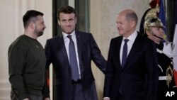 Tổng thống Ukrainian Volodymyr Zelenskyy (trái) chụp ảnh với Tổng thống Pháp Emmanuel Macron (giữa) và Thủ tướng Đức Olaf Scholz trước bữa ăn tối làm việc tại Điện Elysee, Paris, ngày 8/2/2023.