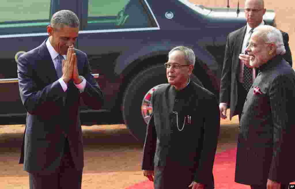 Tổng thống Mỹ Barack Obama chào kiểu truyền thống Ấn Độ bên cạnh&nbsp;Tổng thống Ấn Độ Pranab Mukherjee, và Thủ tướng Narendra Modi trong nghi lễ đón tiếp tại Dinh Tổng thống ở New Delhi, ngày 25/1/2015.