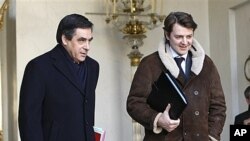 Thủ tướng Pháp Francois Fillon (trái) rời Điện Elysée, Paris