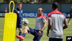 Cầu thủ Landon Donovan (giữa) không nằm trong danh sánh 23 tuyển thủ của đội tuyển Hoa Kỳ đi tranh World Cup.