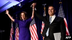 Bà Nancy Pelosi và ông Ben Ray Lujan, thành viên Dân chủ, mừng chiến thắng cuộc bầu cử giữa kỳ hôm 6/11/2018.