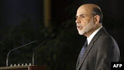 Thống đốc Ben Bernanke chủ trương các bước nới lỏng về lượng nhằm giảm bớt áp lực lên lãi suất dài hạn doanh nghiệp và người tiêu dùng phải chi trả, và giữ cho kinh tế Mỹ tăng trưởng bền vững