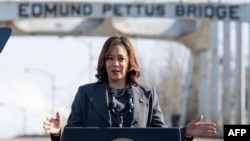 Phó Tổng thống Mỹ Kamala Harris phát biểu tại buỗi lễ ở Cầu Edmund Pettus kỷ niệm 59 năm "Ngày Chủ nhật Đẫm máu" ở Selma, Alabama, hôm 3/3.