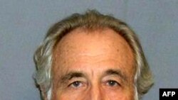 Ông Madoff đang thọ án tù 150 năm vì chủ mưu vụ lường gạt kéo dài nhiều năm, thu được nhiều tỉ đôla từ các nhà đầu tư