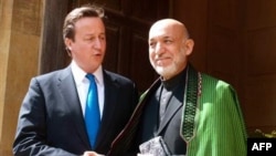 Thủ tướng Anh Cameron (trái) và Tổng thống Afghanistan Hamid Karzai