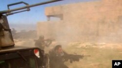 Ảnh trích từ video cho thấy binh sĩ nã đạn vào một mục tiêu ở Tikrit, Iraq, 11/3/15