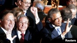 Chủ tịch Cuba Raul Castro (giữa) và Tổng thống Hoa Kỳ Barack Obama tại Hội nghị Thượng đỉnh châu Mỹ ở Panama City, 10/4/2015.