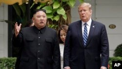 Ông Trump và ông Kim trong cuộc gặp ở Hà Nội đầu năm nay.