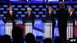 Từ trái: cựu Thượng nghị sĩ Rick Santorum, cựu Chủ tịch Hạ viện Newt Gingrich, cựu Thống đốc bang Massachusetts Mitt Romney và Dân biểu Ron Paul trong 1 cuộc tranh luận ở Florida, 26/1/2012