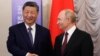 Prezidan Ris Vladimir Putin (a dwat) ak Prezidan Lachin Xi Jinping bay lanmen pandan rankont yo sou kote rankont o some BRICS la nan Kazan, La Risi, 22 Oktob, 2024. 