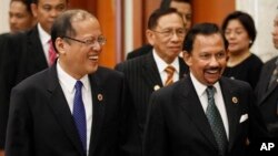 Quốc vương Brunei Hassanal Bolkiah (phải) và Tổng thống Philippines Benigno Aquino III đến dự hội nghị thượng đỉnh ASEAN lần thứ 9 tại thủ đô Bandar Seri Begawan của Brunei, thứ Năm ngày 25 tháng 4.