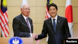 Thủ tướng Malaysia Najib Razak bắt tay Thủ tướng Nhật Bản Shinzo Abe sau buổi họp báo chung ở Tokyo, ngày 16 tháng 11 năm 2016.