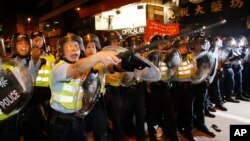 Cảnh sát chống bạo động tiến vào khu thương mại Mong Kok ở Hong Kong, ngày 19/10/2014.