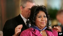 Tổng thống George W. Bush đeo Huân chương Tự do của Tổng thống cho Aretha Franklin tại Nhà Trắng, ngày 9 tháng 11, 2005, ở Washington. 