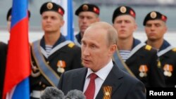 Tổng thống Nga Vladimir Putin phát biểu trong lễ kỷ niệm Ngày Chiến thắng ở Sevastopol, ngày 9/5/2015. Nga phủ nhận có binh sĩ tham chiến tại miền đông Ukraine, nói rằng những người lính Nga chiến đấu bên cạnh các phiến quân Ukraine đòi ly khai thân Nga là những người tình nguyện.