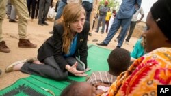 Đại sứ Mỹ tại Liên Hợp Quốc Samantha Power gặp một người phụ nữ và con của cô đã trốn đến Mokolo, Cameroon, ngày 18 tháng 4 năm 2016, để thoát khỏi Boko Haram.