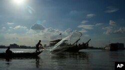 Một ngư dân đánh cá trên sông Mekong gần Phnom Penh, Campuchia. Hình minh họa.