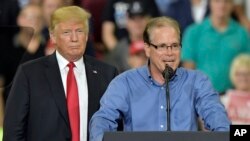 Ứng viên Mike Braun của Đảng Cộng hòa tại bang Indiana
