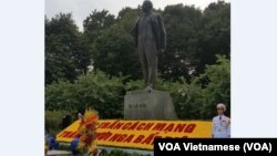 Tượng Lenin ở Hà Nội được trang hoàng nhân dịp Việt Nam kỷ niệm 100 năm cách mạng tháng 10 Nga